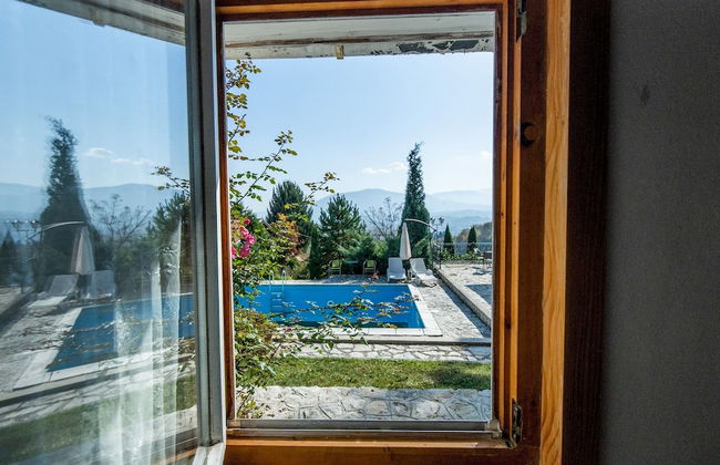 Luxury Green Oasis Villa With Pool! - Photo 7