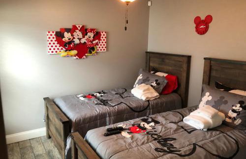 Luxury Retreat with 2 Master Suites Pool & Hot Tub BBQ Pool Table 2 Miles Disney - Foto 42