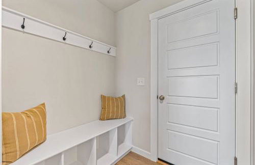 6BR Retreat with Playground Basketball & Sleeps 22 - Foto 34