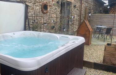 Beudy at Pentrecelyn - a gorgeous barn conversion with hot tub - Foto 4