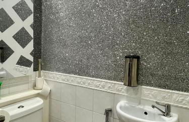 3 Bedroom House with a Private Garden - Foto 10