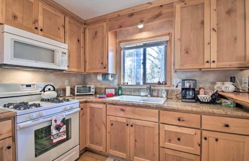 Walk to Lake Rustic Home with Deck in Fawnskin - Foto 11