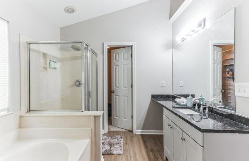 Country Haven - Hot Tub & Pool! Game Room, King Beds, Mins 2 dwtn - Foto 7