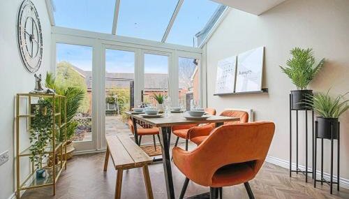 Luxury 5 Bedroom 3 Bathroom House - Smart TVs with Sky and Netflix, Super Fast WiFi, Free Parking by Yoko Property - Foto 2