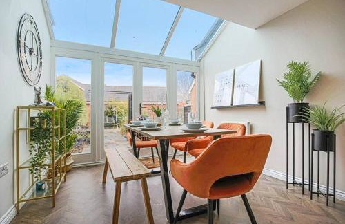 Luxury 5 Bedroom 3 Bathroom House - Smart TVs with Sky and Netflix, Super Fast WiFi, Free Parking by Yoko Property - Foto 2