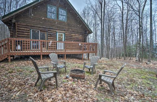 Secluded Gaylord Cabin with Deck, Fire Pit and Grill! - Foto 2