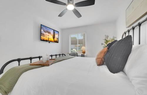 Luxe 2BR Condo Next to Pool Trails & Mountain - Foto 18
