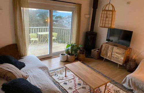 Cliffside 3 Bedroom House with Sea Views - Photo 3