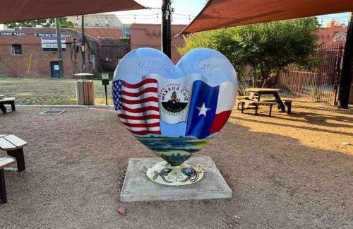 Waxahachie Queen bed, 10 mins 2 DWNT & Medical managed by stay albatross rentals 254-500-2317 - Foto 12