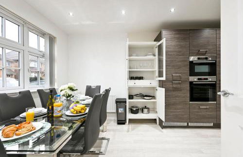 Swan's Place - Large 4bed home, Sleeps 9, Parking x2 & Games room - Foto 60