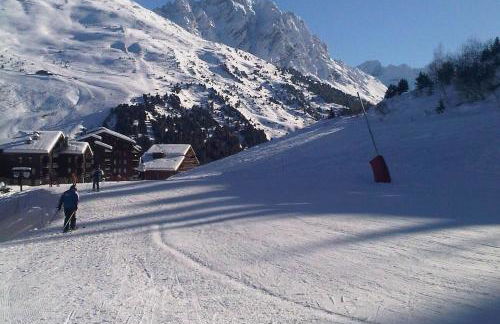 Ski in and Out 2-Bed Apartment in Meribel - Foto 2