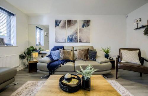 3 BedRoom house, Sleeps 6 with Full Kitchen, Garden and Free Parking - FREE Wi-Fi near Milton Keynes Bowl - Foto 3