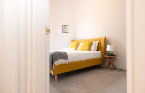 JOIVY Iconic Cockburn Street 4 Bedroom Apartment: Heart of Old Town - Foto 36