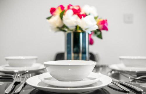 Two BDR Apt By Stay Aura Short Lets & Serviced Accommodation London With Free WiFi, Parking & 10 Min to Brentford Stadium - Foto 27