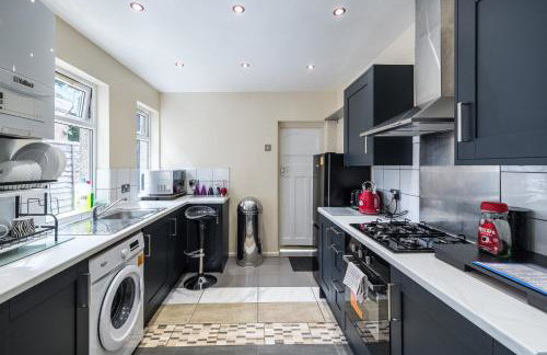 House - Sleeps 8 - Garden - Short Walk to Station - Foto 16