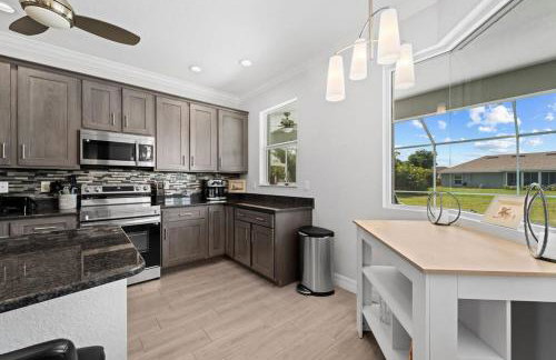 Sun-Soaked & Tranquil Getaway Relaxing Pool Area - Foto 9