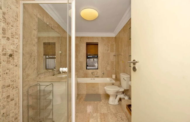 Bright and Stylish Beachfront Apartment - Foto 15