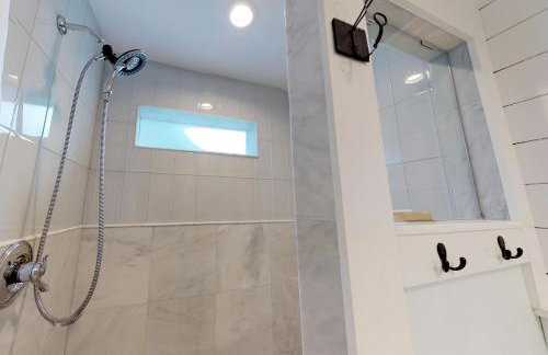 Romantic Secret Garden - Marble Floors & Bath DT Just 2 Blocks Beach Only 3 Miles - Foto 25