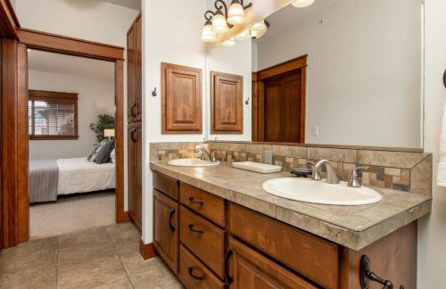 Modern Riverstone Condo with Grand Deck - Steps to Shops, Restaurants, Trails and River - Foto 7