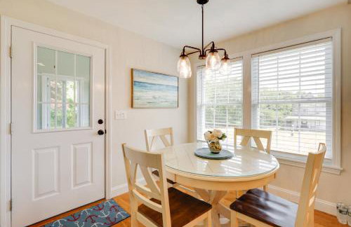 Walk to Pawcatuck River Family-Friendly Home! - Foto 6