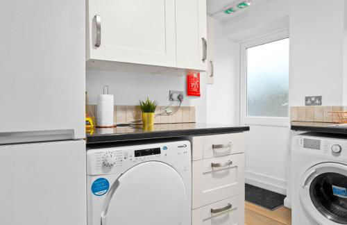 Spacious 5 Bedroom & 5 Bathrooms House - Garden - Parking - Netflix 376MW - Foto 36