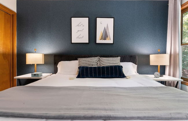 Charming Poconos Retreat With hot tub Fireplace - Foto 27