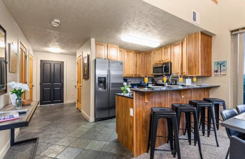 KBM Resorts Crestview Condos Spacious condo near Olympic Park with gas fireplace year-round pool hot tub city wide shuttle access. CVC-308B - Foto 17