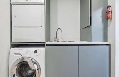 Month Stays, Free parking Luxury 4 Bed - Photo 25