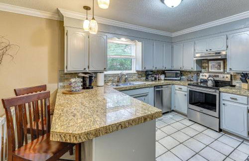 Sunroom and Yard Charming Hot Springs Home! - Foto 7