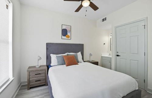 Contemporary 2BR2BA with Great Amenities - Foto 8