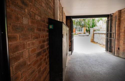 Stylish Flat in Wolverhampton - Short and long Stay with Free Parking - Photo 28