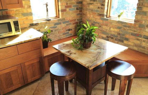 6-Bedroom Tudor in the Downtown Historic District - Foto 9