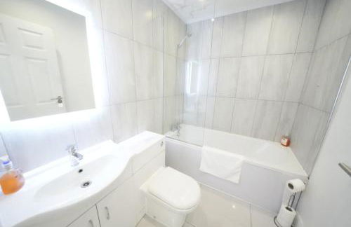 HEATHROW AIRPORT apartments-FREE parking-Free underground to and from Heathrow-30 min central London - Foto 29