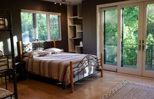 25-Bed, Amenity-Rich Estate in a Private Forest - Foto 18