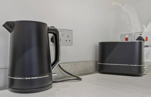 Albert House - Near the High Street - Free Parking, Garden, Fast WiFi and Smart TV by Yoko Property - Foto 13