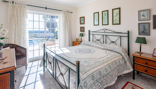 Beautiful 3-bed Villa in Faro Spool & Seaview - Photo 3, Room