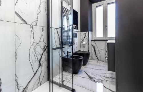 Black & White or Pop Art - Design Apartments with Parking & WiFi - Photo 12