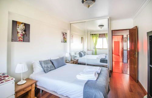 Enjoy Lisbon Cascais Sintra 1200 metres to metro blue line Sintra Rail line Free Parking - Foto 1