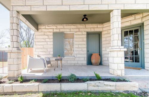 The Gable - 3 BLKS from Main St - Photo 16