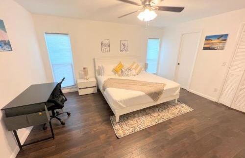 Dream Vacation Home w Heated Pool Close to Beaches Clearwater St Pete Quiet with Big Backyard - Foto 36