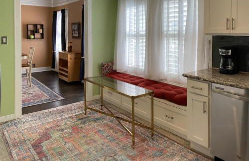 Charming home with pool, enclosed yard, patio & great Woodlawn Lake location - Foto 20