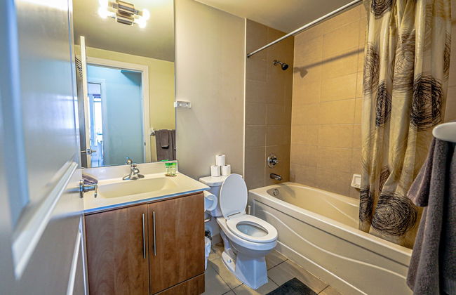 Lake View Luxury Condo by Elite Suites - Photo 12