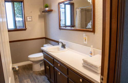 Private Home - #RedwoodSkyWalkRetreat - 5BD, Pro Pool Table, BBQ, Foosball, Darts, Fireplace, Movie Projector, Stereo, Cotton Bedding - Foto 44