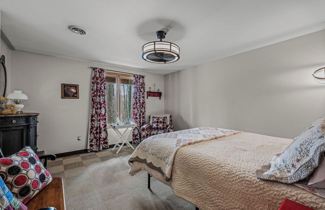 Sqyrls Nest - 3BR Retreat With a Hot Tub - Foto 16