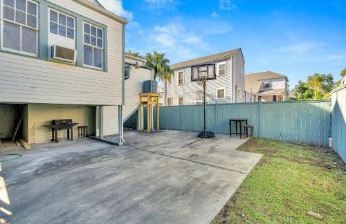 Bright Uptown home w gated parking - Foto 39