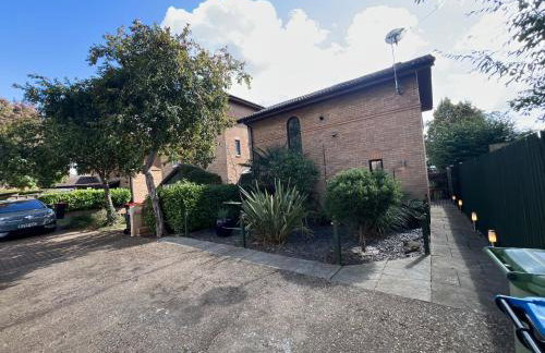 Superb Comfy 2 Bed House, Responsive & Caring Hosts Free WiFi & Parking, Close to MK Centre, Train Station, Santander, Network Rail by Webbhill Stays - Foto 13