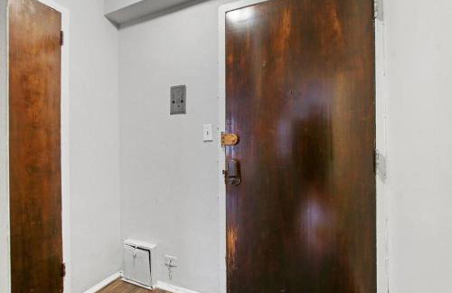 1BR Bright and Airy Apt in Hyde Park - Hyde Park 109 and 209 rep - Photo 7