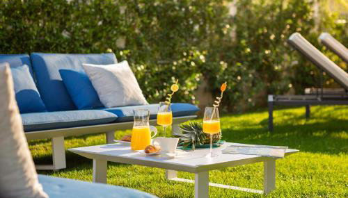 New LUXURY apartment with sea view and PRIVATE heated pool, 50m from the beach - Photo 2, Garden, Garden view