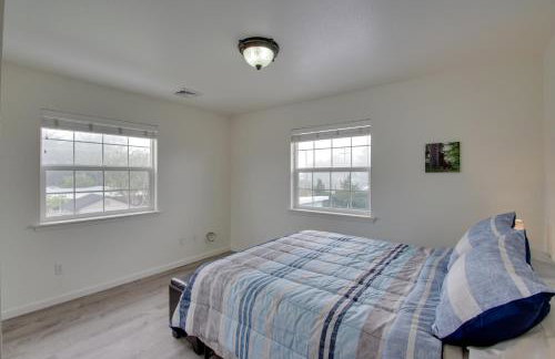 Crescent City Home with Hot Tub Half-Block to Beach - Foto 18