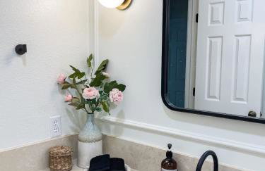 Luxe 4BR with Heated Pool and Hot Tub - Walk to Lake - Foto 31